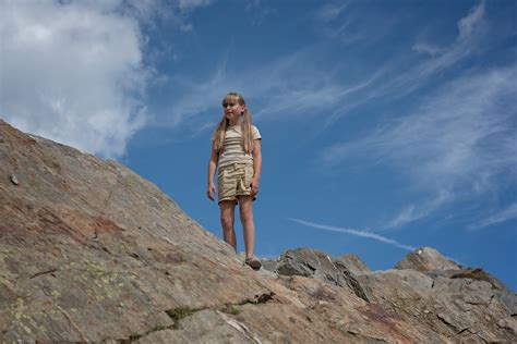 무료 이미지 자연 록 황야 보행 사람 하늘 소녀 하이킹 모험 여름 휴가 낭떠러지 어린이 인간의 푸른 지역 산등성이 정상 회담 산 정상