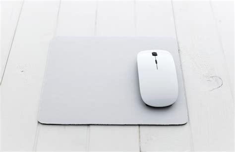 Premium Photo White Wireless Mouse On A Mouse Pad