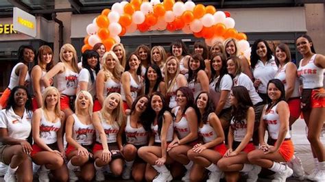 Uk Hooters Shutter Delights Feminists Dismays Dudes Eater