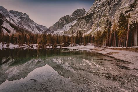 무료 이미지 산악 지형 반사 자연 경관 황야 눈 겨울 하늘 알프스 산맥 작은 호수 은행 골짜기 국립 공원