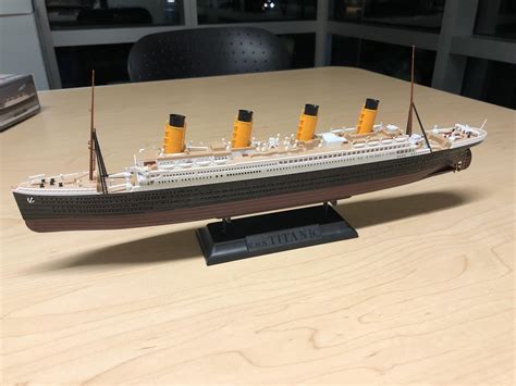 RMS Titanic Model With Figures