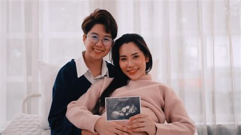 La Mujer Lesbiana Asiática Embarazada Y Su Pareja Están Felices De Pasar Tiempo Juntos En Casa