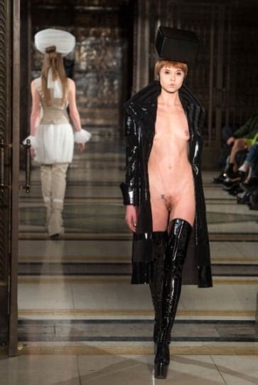 Modelle Nude In Passerella A Londra Donna Fanpage