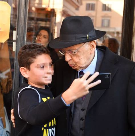 Il meglio per il vostro bambino! Napolitano, selfie in piazza del Popolo con un bambino ...