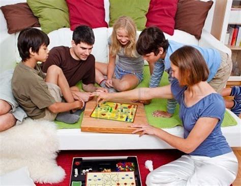 Familia jugndo juegos de mesa animado : Playing board games together! :-) Every family should do ...