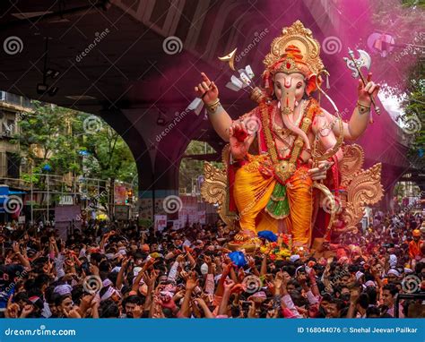 thousands of devotees bid adieu to tallest lord ganesha with colors in mumbai during ganesh