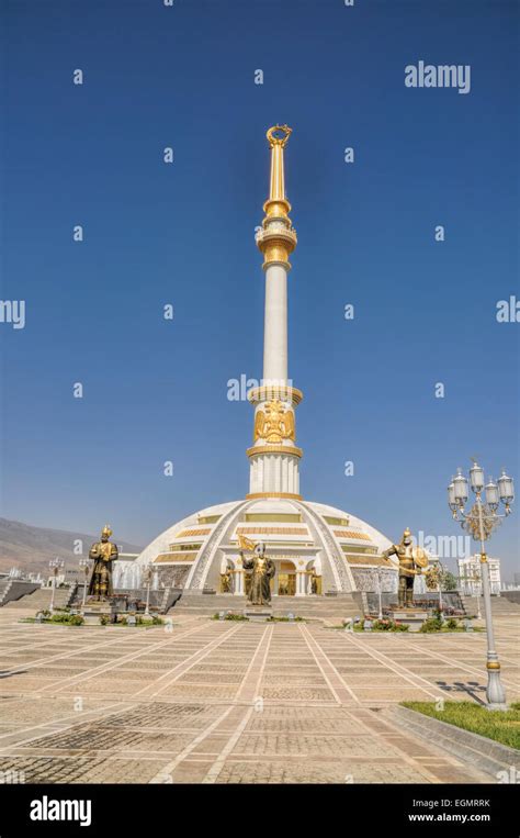 Monumento de la independencia en Ashgabat capital de Turkmenistán