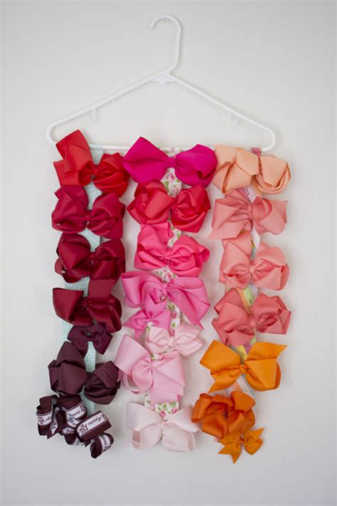 Now that you know how to make a hair bow holder you can experiment with your own ideas ad create new diy projects to adorn your bedroom. Tutorial: Super easy hair bow holder - Sewing