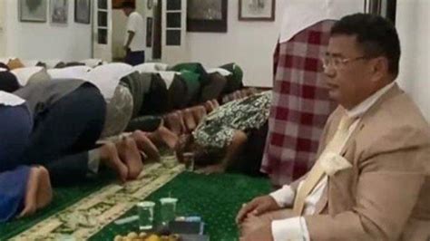 Gerakan duduk di antara dua sujud merupakan salah satu gerakan wajib dalam sholat, dikerjakan di antara dua sujud pada saat setelah. VIRAL VIDEO Hotman Paris Duduk diantara Jemaah Sholat ...