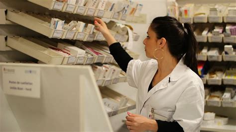 A lhôpital le rôle clé des préparateurs en pharmacie Le Parisien