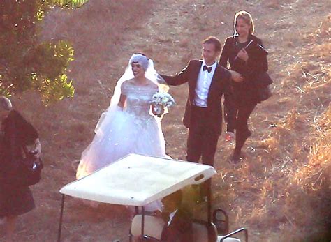 Here are 10 of the best white dresses anne hathaway has worn on the. Anne Hathaway - Wedding Photos-11 - GotCeleb