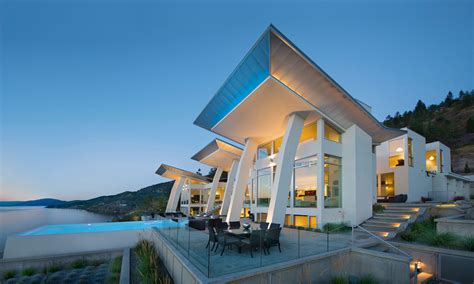 Okanagan Lake Waterfront Home With Minimalist Elegant
