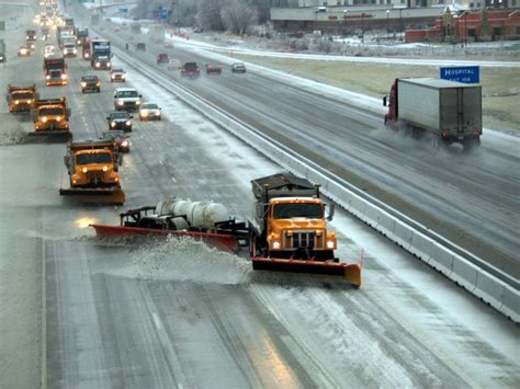 Plowing Snow In Tandem On Freeway Lkw Schöne Fotos Fotos