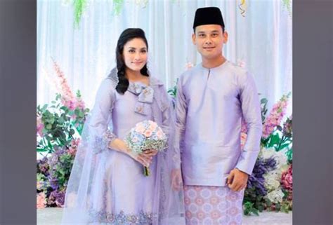 Beliau dilahirkan di seri kembangan, selangor.aidil bertunang dengan pelakon fasha sandha pada 18 november 2018 dan majlis pertunangan mereka hanya dihadiri oleh keluarga dan rakan terdekat. Fasha Sandha dan Aidil Aziz bertunang hari ini | Astro Awani