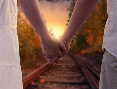 图片素材 人 女孩 铁路 日出 阳光 早上 男孩 步行 爱 颜色 浪漫 一起 臂 手牵手 关系 photoshop 情感 影响 政变 相互作用 照片