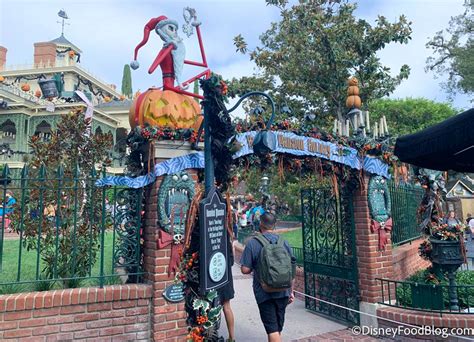 The Exclusive Way To Ride Haunted Mansion Holiday In Disneyland Disney Foodrestaurants