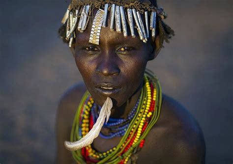 African Tribe Turns Western Rubbish Into Jewellery Cba Mazing