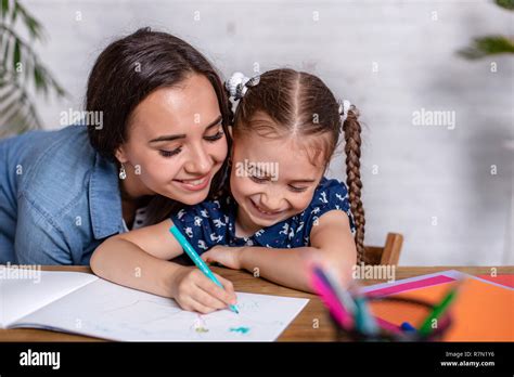 Familia Feliz Madre E Hija Juntas Dibujar Con Marcadores Fotografía De