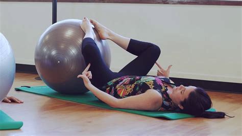 S Ance De Pilates Tirements Avec Un Ballon Youtube