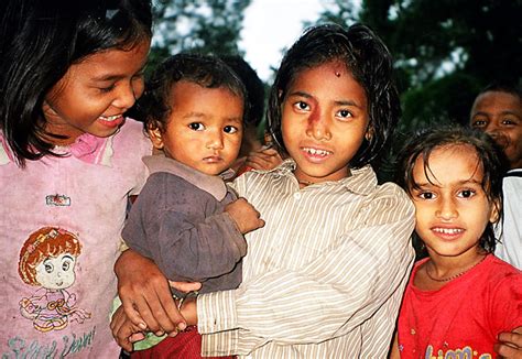 Kinderfest Glückliche Mädchen mit strahlenden Augen Bilder aus Sauraha