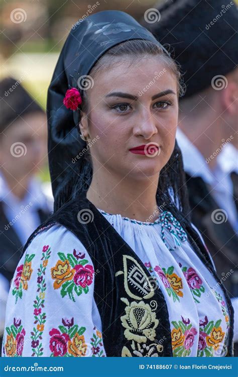 Jeune Femme De Roumanie Dans Le Costume Traditionnel 11 Photographie