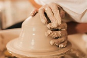 Modellazione di argilla su un tornio nell'officina di ceramiche | Foto ...