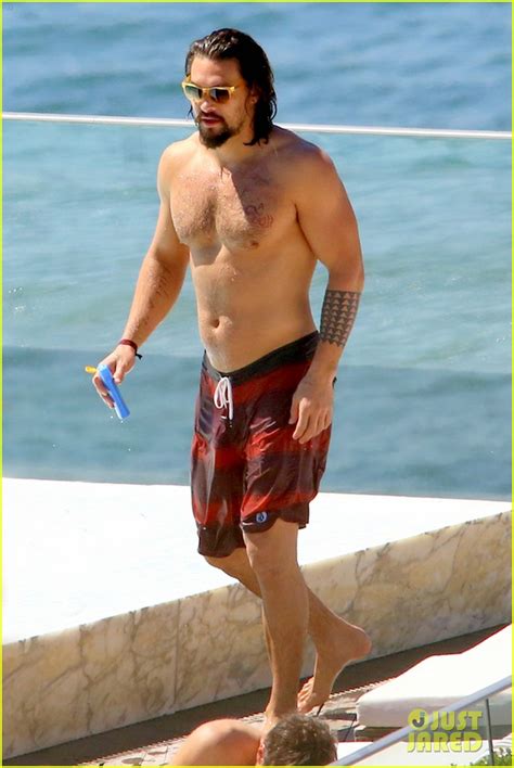 Game Of Thrones Jason Momoa Shows Off His Shirtless Aquaman Body
