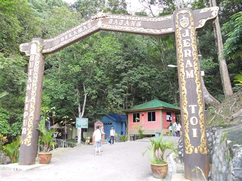 Jarak dari pekan jelebu adalah 15km dan 25km dari bandar seremban. Cari Ketenangan Anda Di Hutan Lipur Jeram Toi, Negeri Sembilan