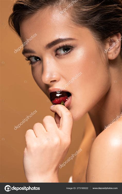 Hermosa Mujer Desnuda Comiendo Fresa Chocolate Derretido Mirando C Mara