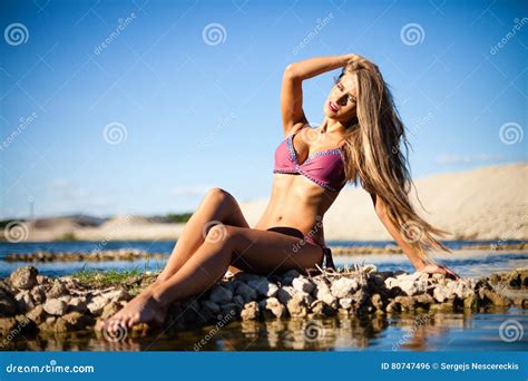 Vorbildliche Aufstellung Des Kaukasischen Langen Haares Im Bikini Stockfoto Bild Von Strand