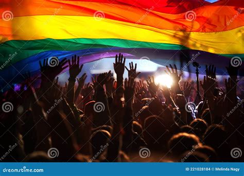 silhouette einer parade von schwulen und lesben mit einer regenbogenfahne symbol der liebe und