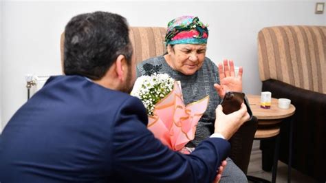 sevgililer günü nde annesine çiçeği başkan gürbüz takdim etti gündem haberleri