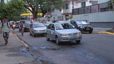 Moradores E Comerciantes Se Queixam De Buracos Na Rua Do Espinheiro Zona Norte Do Recife Ne1 G1