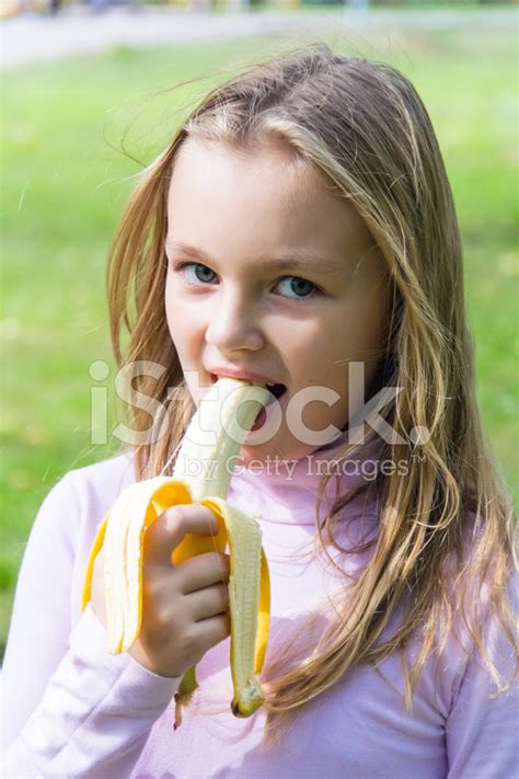 Mädchen Isst Bananen Stockfotos