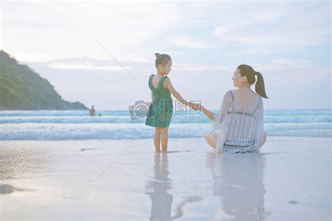 海边牵手的母子背影高清图片下载 正版图片500392300 摄图网