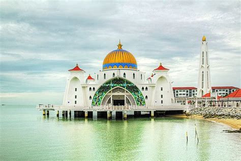 This 46 m² venue has welcomed guests since 2012. Masjid Selat Melaka by T L Chua Photography | Masjid, Man ...