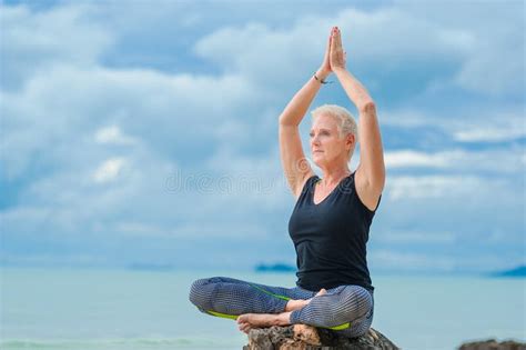 Mooie Rijpe Oude Vrouw Die Yoga Op Een Woestijn Tropische Beac Doen Stock Afbeelding Image Of