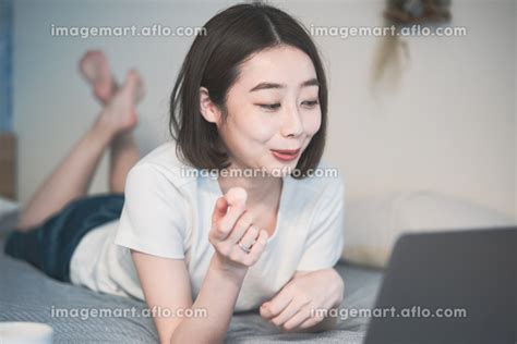 オンラインでコミュニケーションする日本人女性 （人物）の写真素材 [127148075] イメージマート