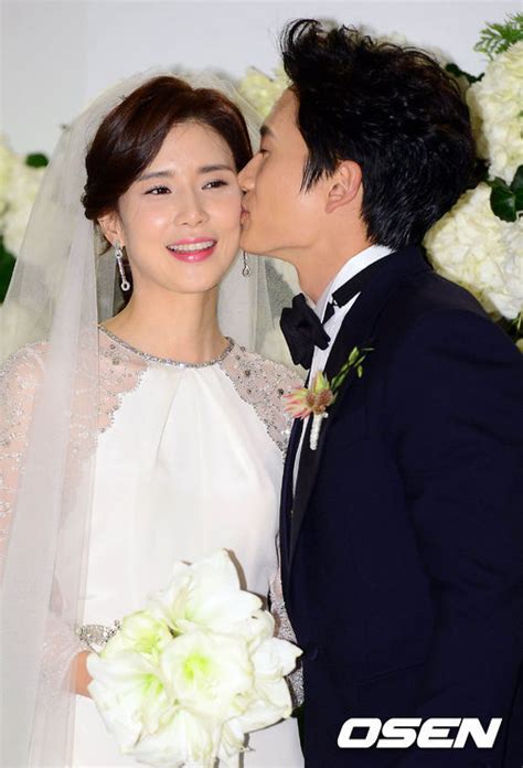 지성 이보영 결혼식에 웨딩드레스 눈에 띄어 아름답네 SBS연예뉴스
