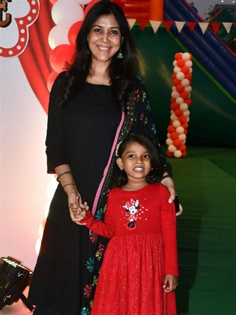 इतनी बड़ी हो गई साक्षी तंवर की बेटी आपने देखा क्या Sakshi Tanwar Spotted With Daughter