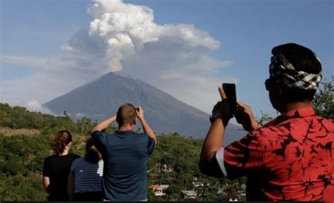 Thick smoke and glow from lava are seen as mount agung volcano erupts in karangasem regency, bali, indonesia, may 24, 2019, in this picture obtained from social media. Alerte Tourisme : Le volcan sur Bali est à nouveau entré ...