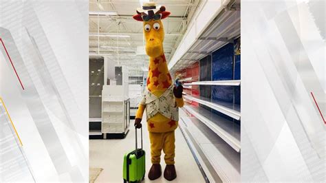 Geoffrey The Giraffe All Packed Up As Toys R Us Closes For Good