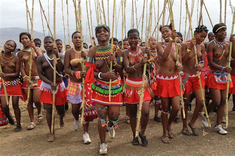 Umkhosi Womhlanga Zulu Reed Dance In Enyokeni Palace Zulu Women Zulu African People