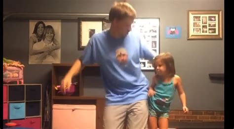 Un Joven Padre Y Su Hija Se Graban Bailando Y Su Video Se Vuelve Viral