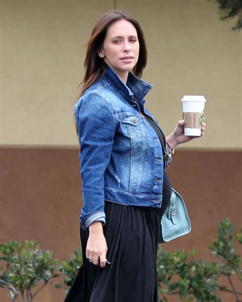 Exclusive Pregnant Jennifer Love Hewitt Makes A Starbucks Run