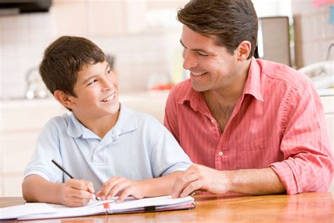 Padre Con Hijo Haciendo Tarea Plenilunia