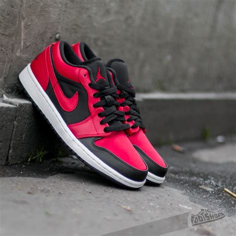 Jordan brand's air jordan 1 low enjoyed a vast surge in popularity over the course of 2019, and it's set to continue pushing in 2020 with styles like this noble red makeup. Air Jordan 1 Low Black/ Gym Red-White | Footshop