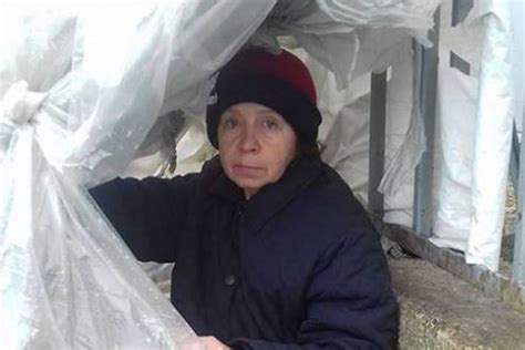Ez az idős hölgy hajléktalan, a Váci út mellett él egy fóliasátorban. Nem morog, nem hőbörög ...