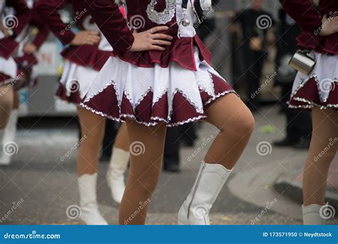 jambes des filles avec le costume sexy de majorette défilant dans la rue photo stock image du