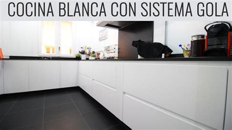 Estudio de diseño de cocinas especializado en cocinas con calidades de gama alta. Cocina Blanca MUY bonita - Sistema gola encimera granito ...
